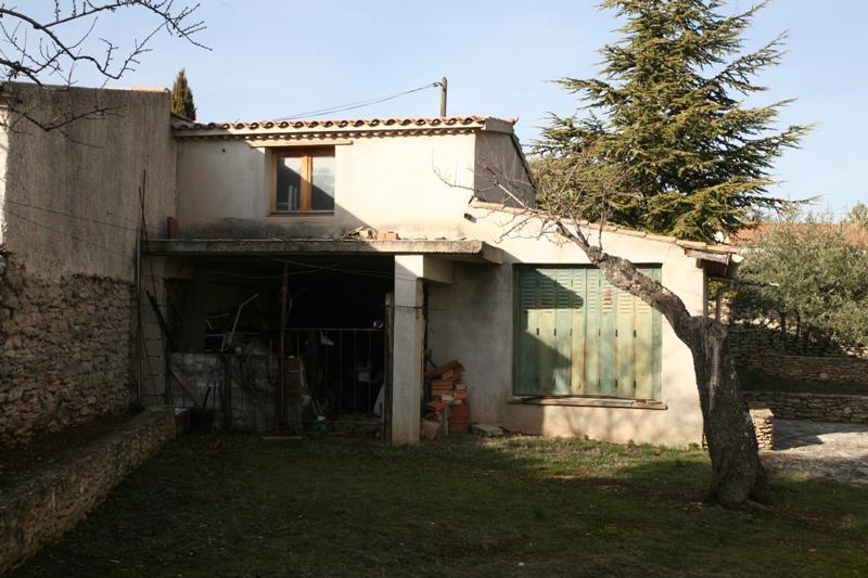 One level house, on a Luberon village edge, 2 363 m² land.